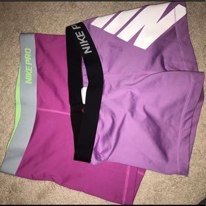 Set of two Nike pros L/M!!!! sizes in the pictures